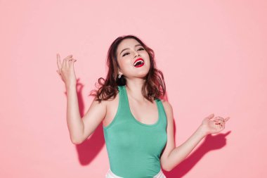 pembe arka plan dans kızı.