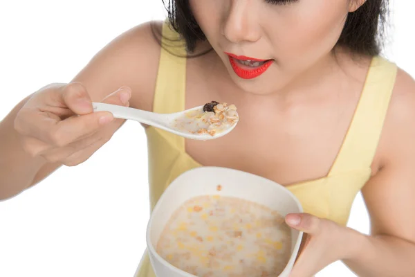 Γυναίκα τρώει μπολ δημητριακών — Φωτογραφία Αρχείου