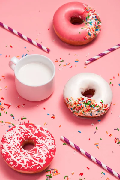 Donuts con glaseado y leche — Foto de Stock