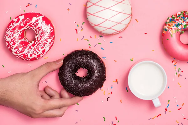 Donuts de mano — Foto de Stock