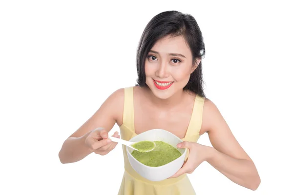 Γυναίκα τρώει πράσινη σούπα — Φωτογραφία Αρχείου