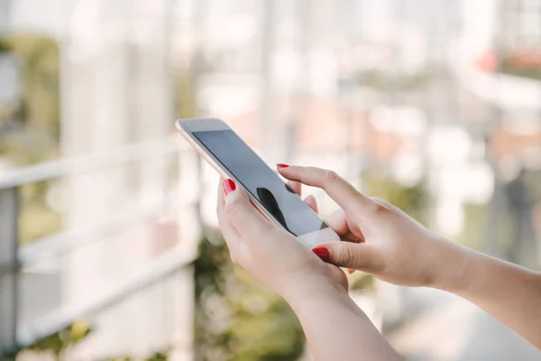 Manos tocando la pantalla del teléfono inteligente —  Fotos de Stock