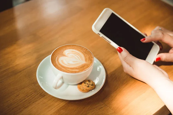 스마트폰으로 손과 커피 컵 — 스톡 사진