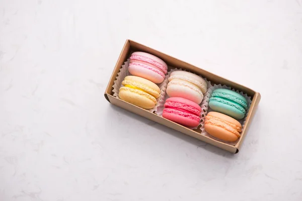 Macarons colorés dans une boîte en papier — Photo