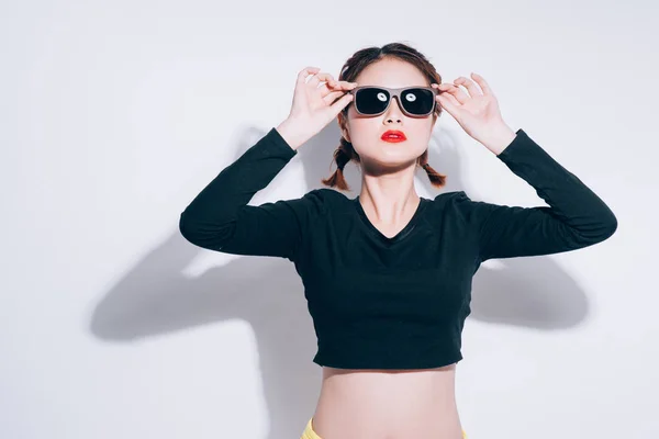 Chica posando en gafas de sol — Foto de Stock