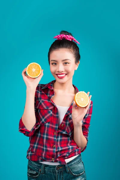 Lány gazdaság narancs szeletek — Stock Fotó