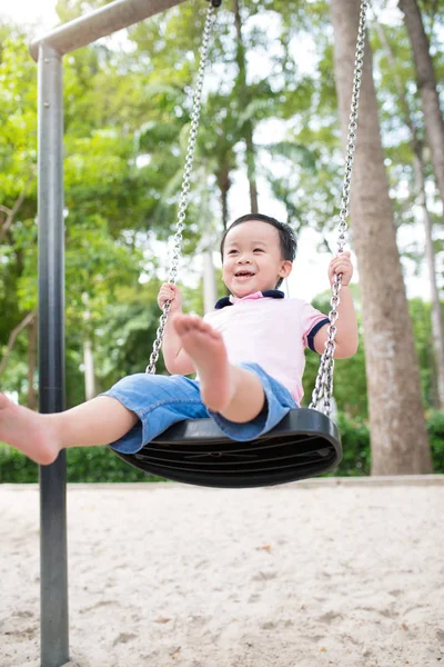 Мальчик веселится на детской площадке — стоковое фото