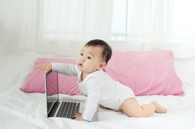 dizüstü dokunmadan kız bebek 