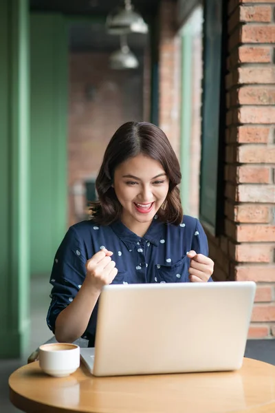 Üzletasszony ül a café használ laptop — Stock Fotó