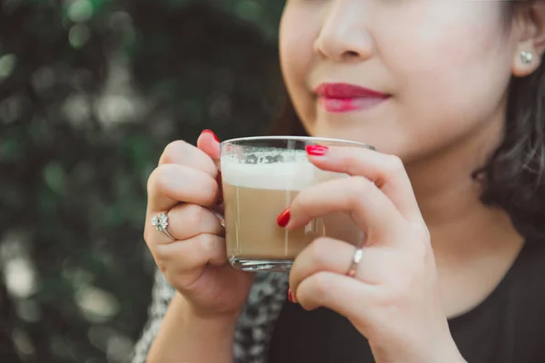 Mujer bebiendo café — Foto de Stock