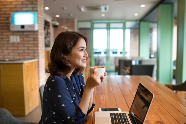 Businesswoman drinking coffee — Stock Photo, Image