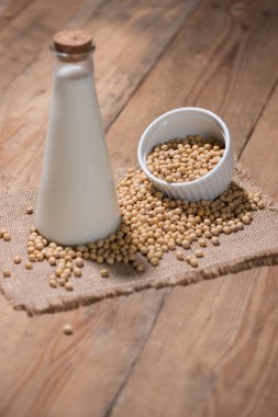 Soya sütü ve fasulye kase