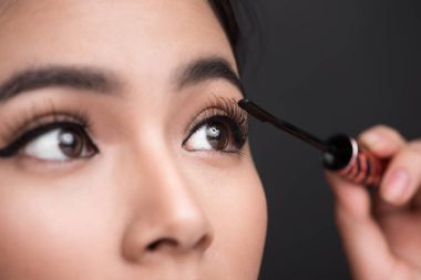 kadın kirpik üzerinde rimel uygulamak