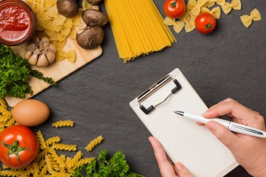 mutfak masasında ürünleri ile.