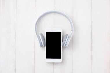 Kulaklık ve cep telefonu 