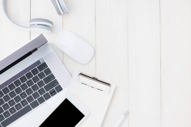 Dizüstü bilgisayar, kulaklık ve akıllı telefon