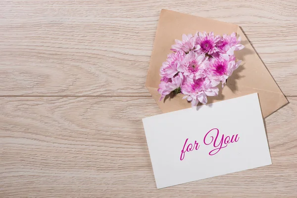 Cartão do dia de mães com flores cor de rosa — Fotografia de Stock
