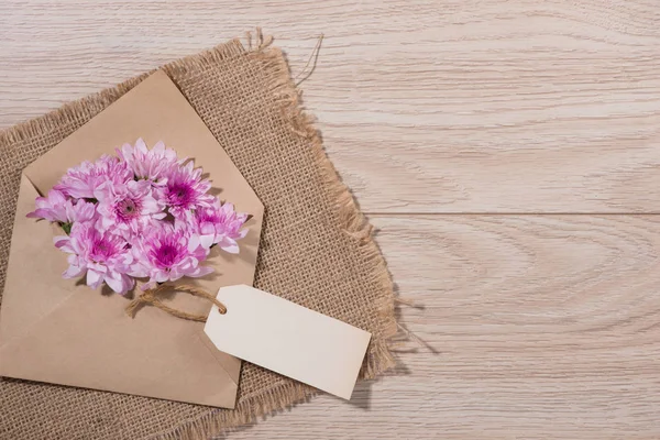 Cartão do dia de mães com flores cor de rosa — Fotografia de Stock