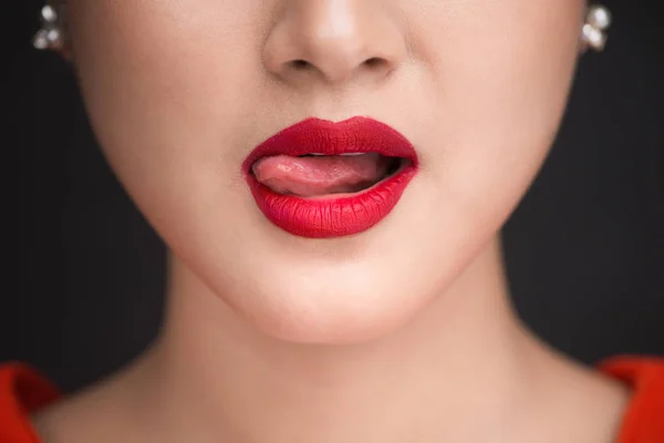 Labios femeninos con lápiz labial rojo —  Fotos de Stock