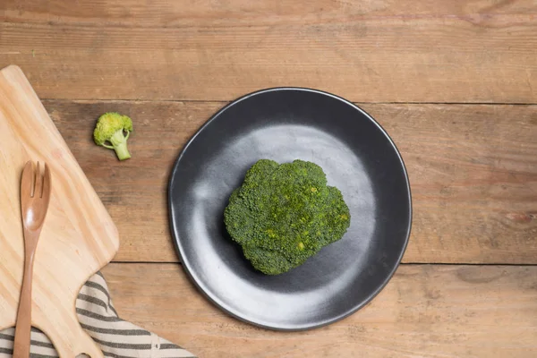 Brocoli frais dans le plat — Photo