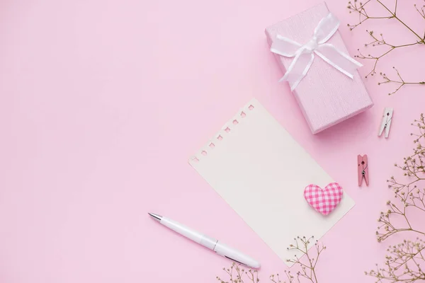 Caja de regalo y flores — Foto de Stock