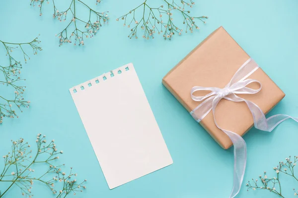 Caja de regalo y flores — Foto de Stock