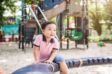 Tahterevalli oynarken küçük çocuk