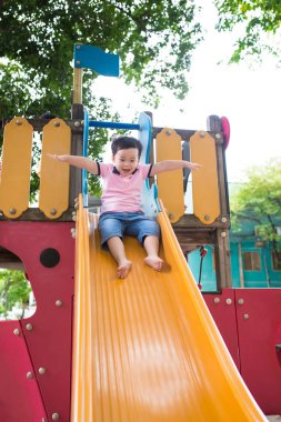 küçük çocuk parkında oynayan