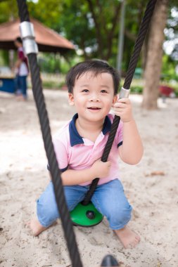 Tahterevalli oynarken küçük çocuk