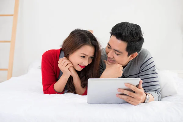 Paar nutzt digitales Tablet — Stockfoto