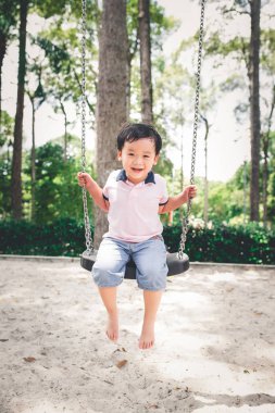 Çocuk Bahçesi üzerinde sallanan