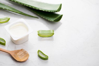 Aloe vera yoğurt yaprakları ile