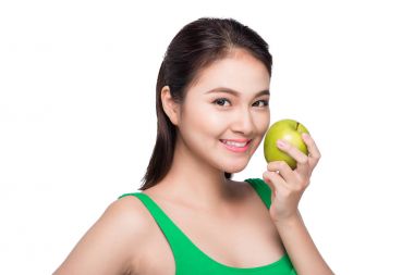 Kız holding yeşil elma