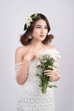 Çiçek buketli kadın.