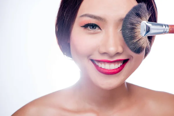 Vrouw bedrijf kosmetische borstel — Stockfoto
