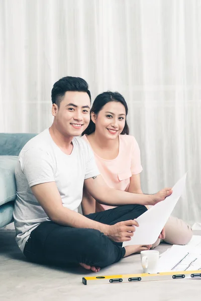 Couple sitting on floor — Stock Photo, Image