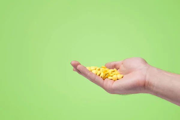 Gult piller i hand — Stockfoto