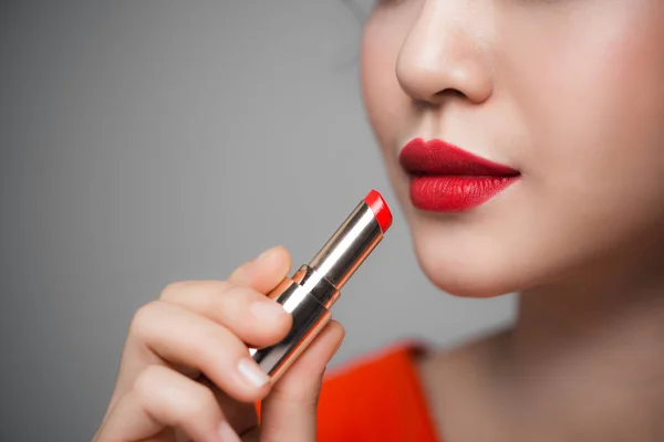 Chica Aplicando Lápiz labial rojo — Foto de Stock