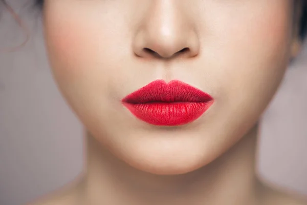 Labios femeninos con lápiz labial rojo —  Fotos de Stock