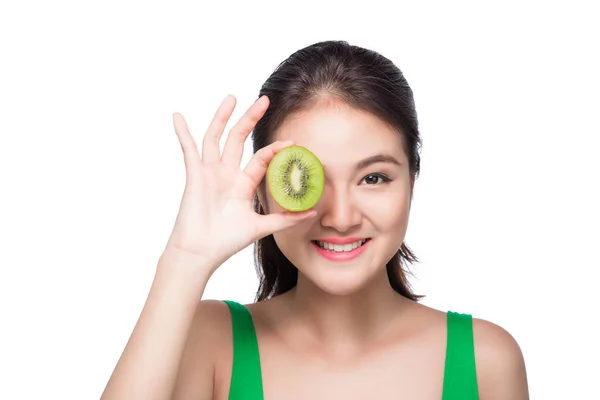 Mujer sosteniendo rodajas de kiwi — Foto de Stock