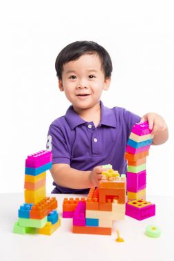 Çocuk çocuk legolarla oynuyor