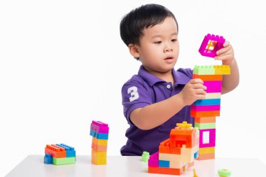 Çocuk çocuk legolarla oynuyor