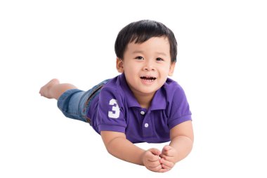 aşağı uzanmış küçük çocuğu