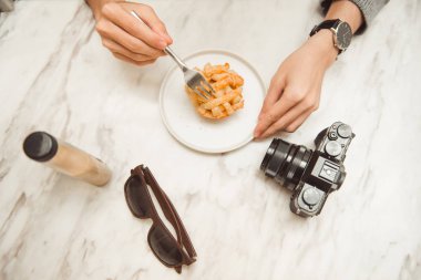 erkek eller çatal ve muffin 