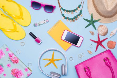 Pembe çanta aksesuarları ile