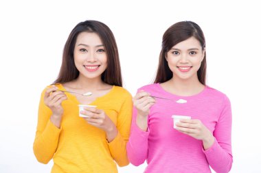 İki kadın yoğurt holding 