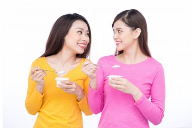 İki kadın yoğurt holding 