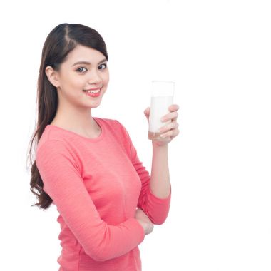 kızı tutan bir bardak süt