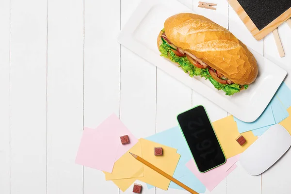 Sandwich met koffie, de telefoon en de note stickers — Stockfoto