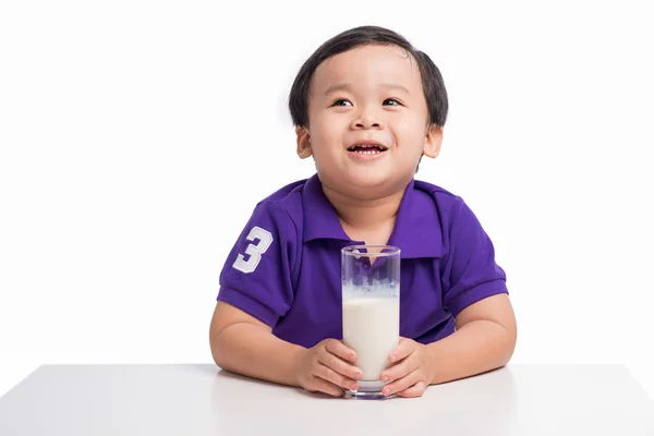 Liten pojke med glas mjölk — Stockfoto
